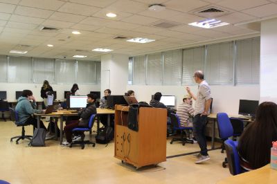 Alumnos en clase usan Inteligencia Artifical para aprender