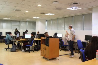 Alumnos en clase usan Inteligencia Artifical para aprender